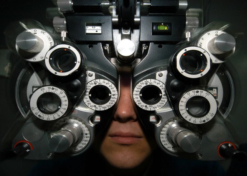 File:Geraet beim Optiker.jpg