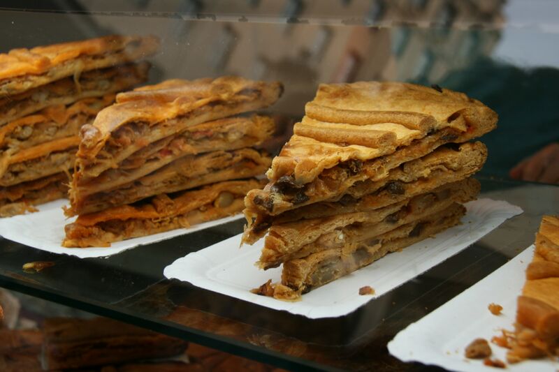 File:Bandejas de empanadas gallegas.jpg
